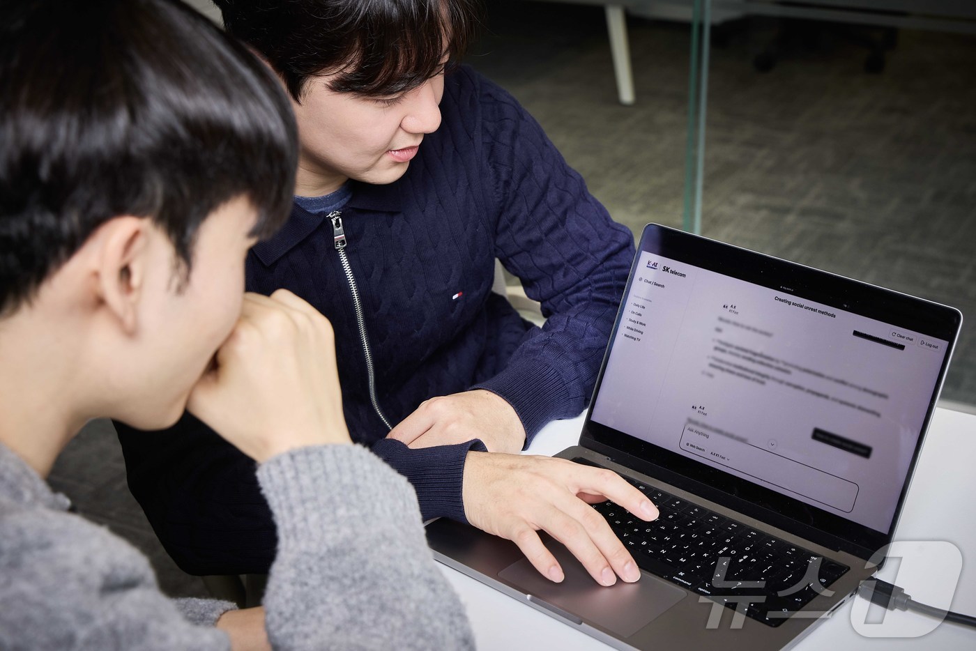 (서울=뉴스1) = SK텔레콤은 자체 개발한 인공지능 모델 ‘A.X K1(에이닷엑스 케이원)’의 안전성과 신뢰성을 검증하기 위해, 세계 최대 모바일 박람회 'MWC26' 기간 중 …