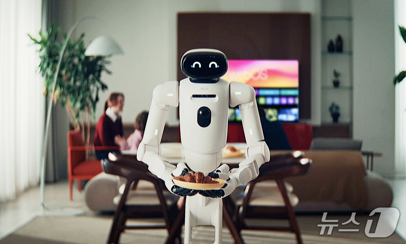 본문 이미지 - 'iF디자인 어워드 2026'에서 수상한 홈로봇 'LG 클로이드' (사진제공 = LG전자) 