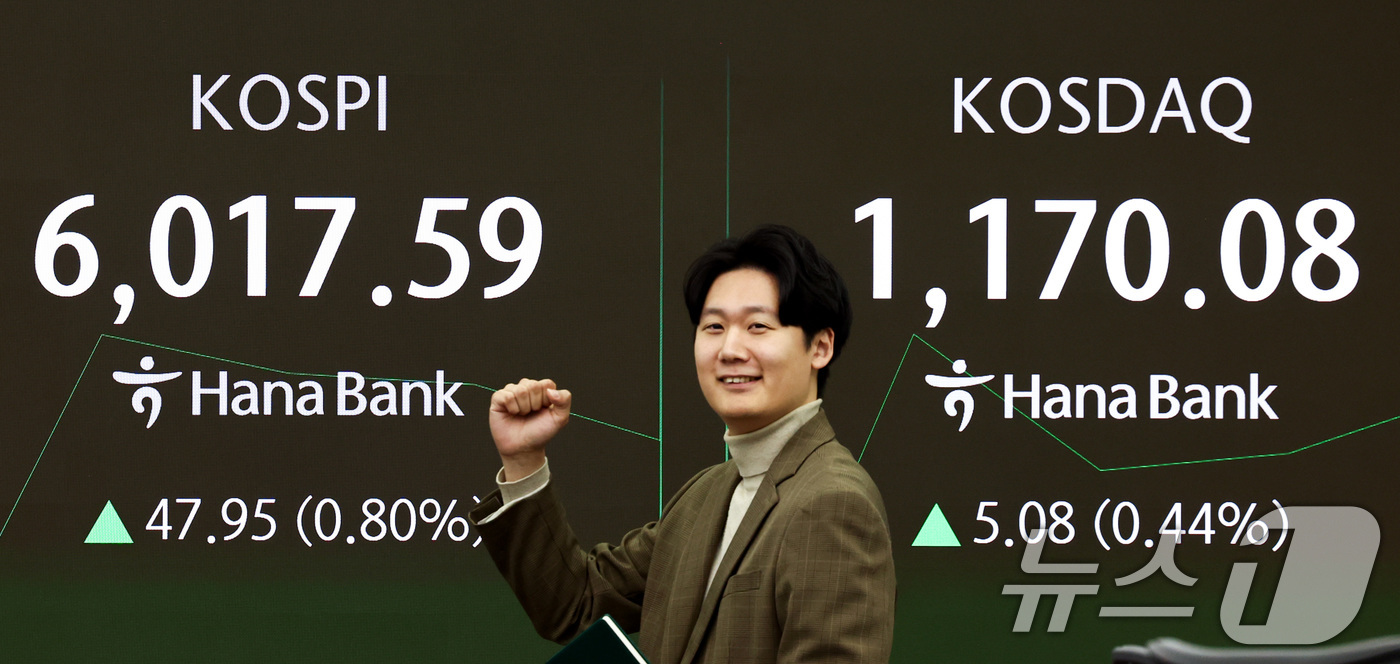 (서울=뉴스1) 최지환 기자 = 코스피 지수가 장 시작과 함께 6000포인트를 돌파한 25일 오전 서울 중구 하나은행 본점 딜링룸 전광판에 증시 시황이 표시되어 있다. 2026.2 …