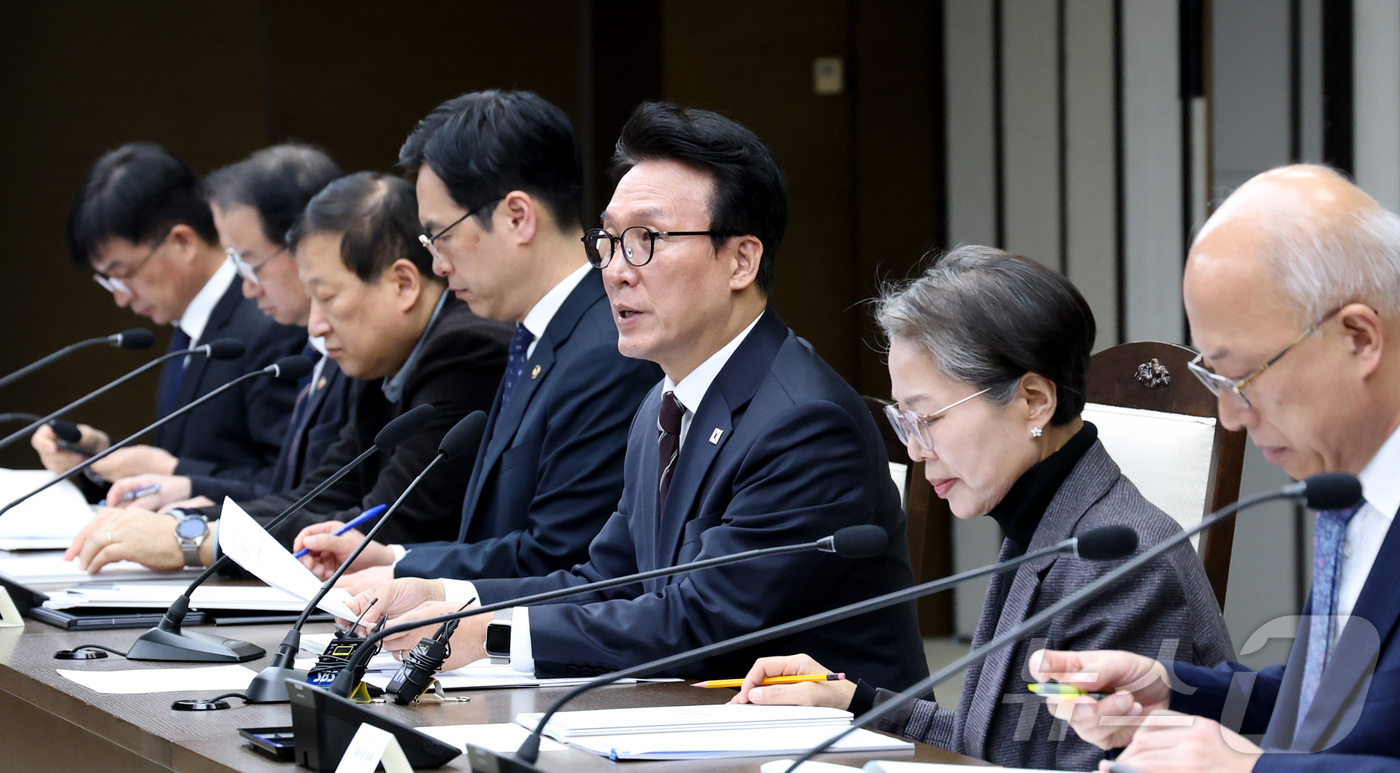 (세종=뉴스1) 김기남 기자 = 김민석 국무총리가 25일 세종시 정부세종청사에서 제31차 세종시지원위원회의를 주재하며 발언하고 있다.이날 열린 세종시지원회의는 3년 만에 총리 주재 …