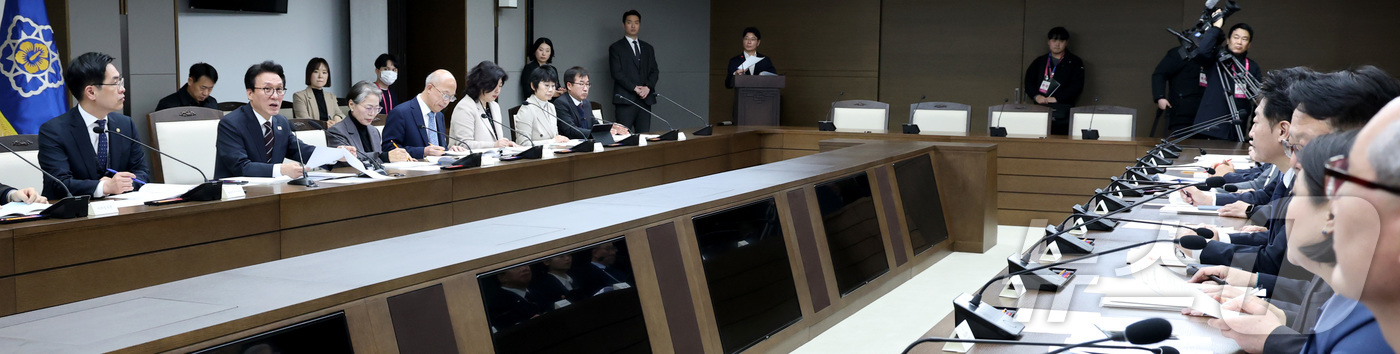 (세종=뉴스1) 김기남 기자 = 김민석 국무총리가 25일 세종시 정부세종청사에서 제31차 세종시지원위원회의를 주재하며 발언하고 있다.이날 열린 세종시지원회의는 3년 만에 총리 주재 …