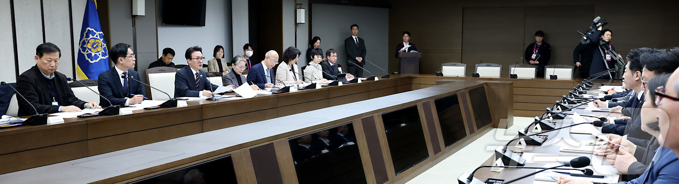 (세종=뉴스1) 김기남 기자 = 김민석 국무총리가 25일 세종시 정부세종청사에서 제31차 세종시지원위원회의를 주재하며 발언하고 있다.이날 열린 세종시지원회의는 3년 만에 총리 주재 …