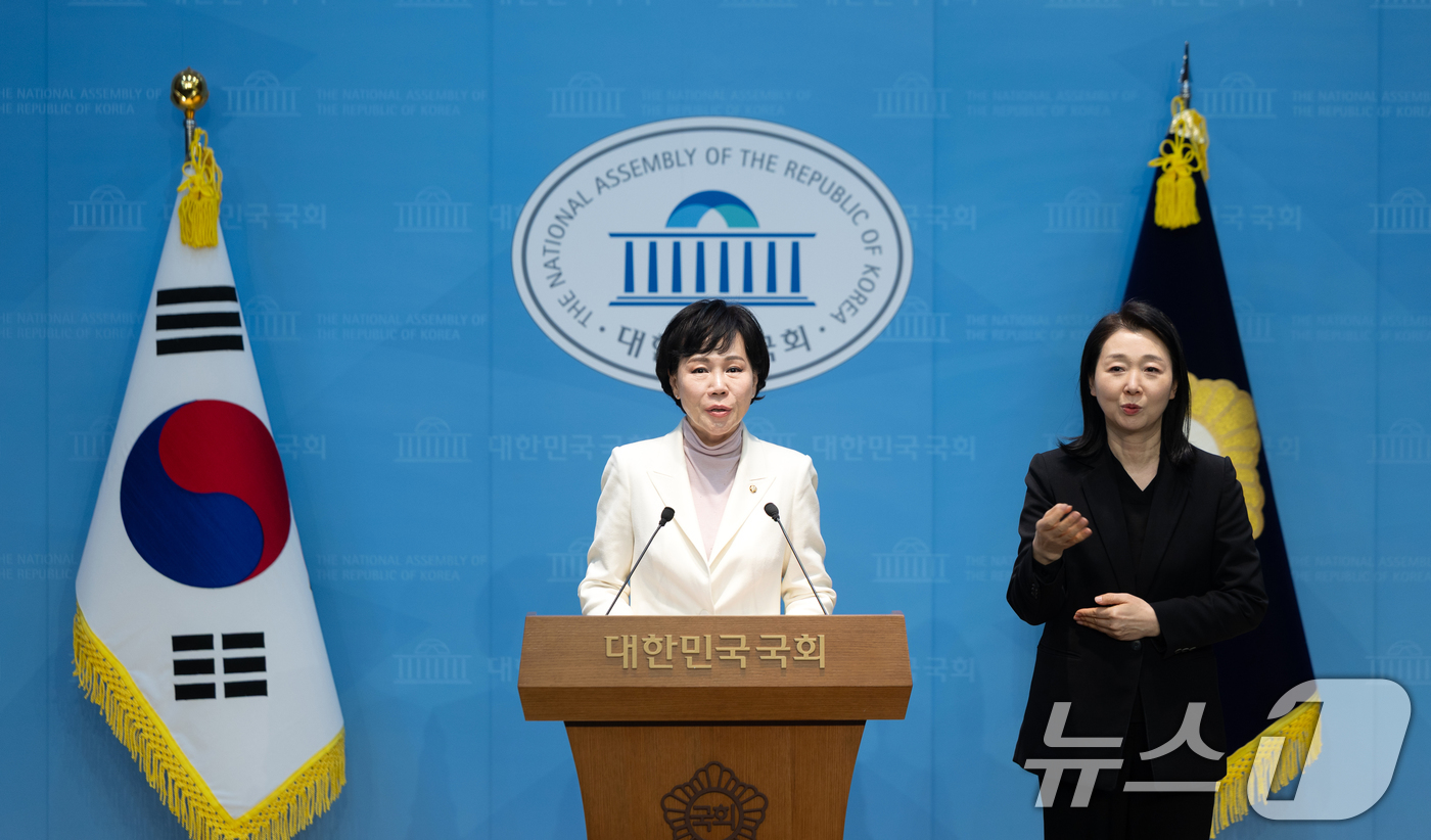 (서울=뉴스1) 이승배 기자 = 전현희 더불어민주당 서울시장 예비후보자가 25일 서울 여의도 국회 소통관에서 서울형 제4 이동통신사 설립 등 통신과 기술에 대한 정책 공약 기자회견 …