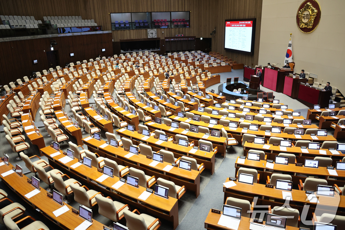 (서울=뉴스1) 신웅수 기자 = 조승환 국민의힘 의원이 25일 서울 여의도 국회에서 열린 제432회국회(임시회) 제8차 본회의에서 상법 일부개정법률안(대안)에 대한 무제한 토론(필 …