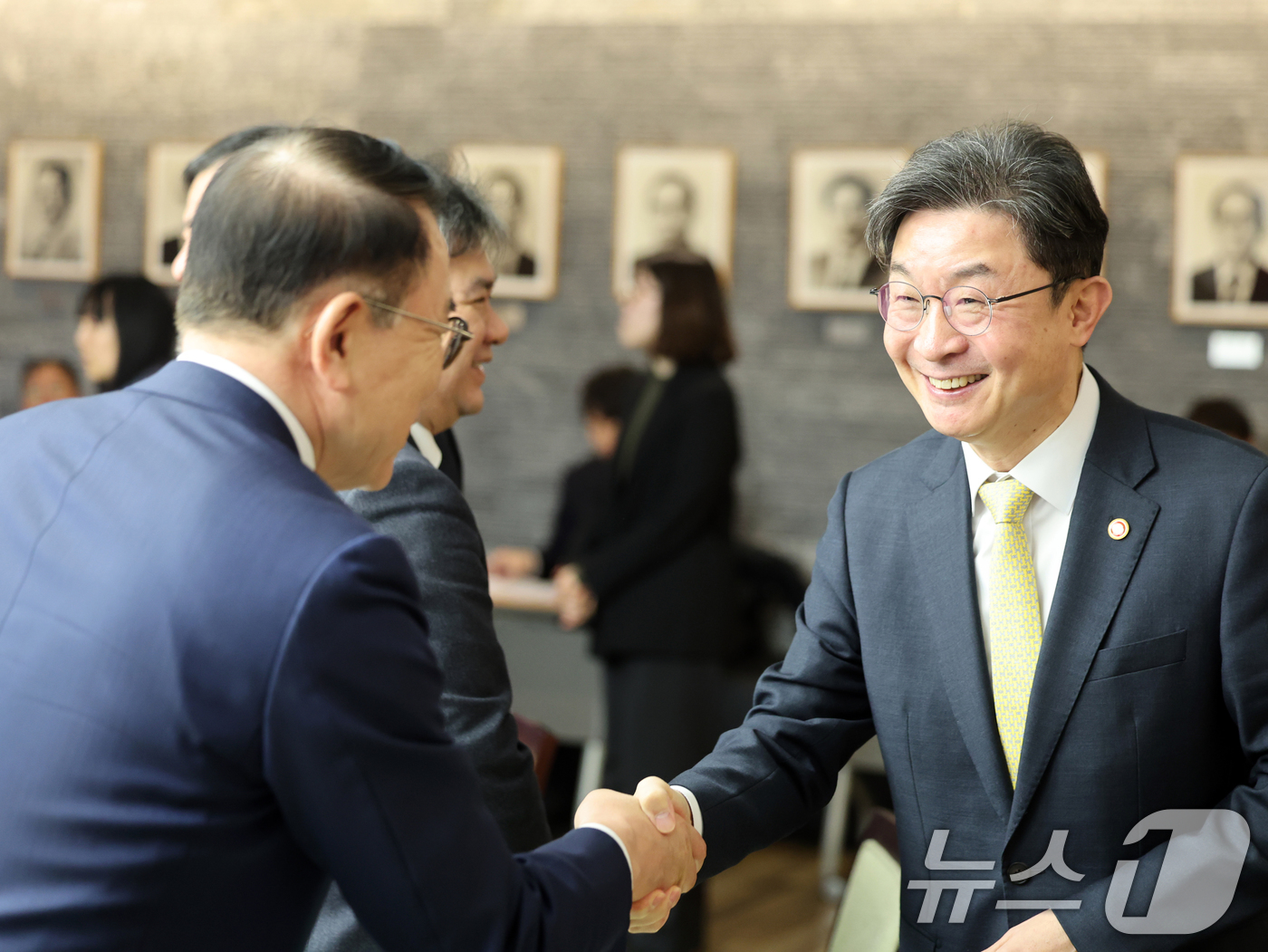 (서울=뉴스1) 황기선 기자 = 이억원 금융위원장이 25일 오전 서울 중구 대한상공회의소에서 열린 '제4차 생산적 금융 대전환 회의'에서 참석자들과 인사를 나누고 있다. 2026. …