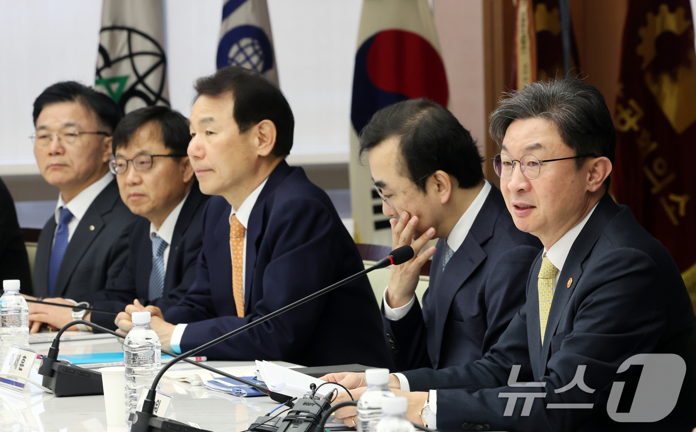 (서울=뉴스1) 황기선 기자 = 이억원 금융위원장이 25일 오전 서울 중구 대한상공회의소에서 열린 '제4차 생산적 금융 대전환 회의'에서 모두발언을 하고 있다.  2026.2.25 …