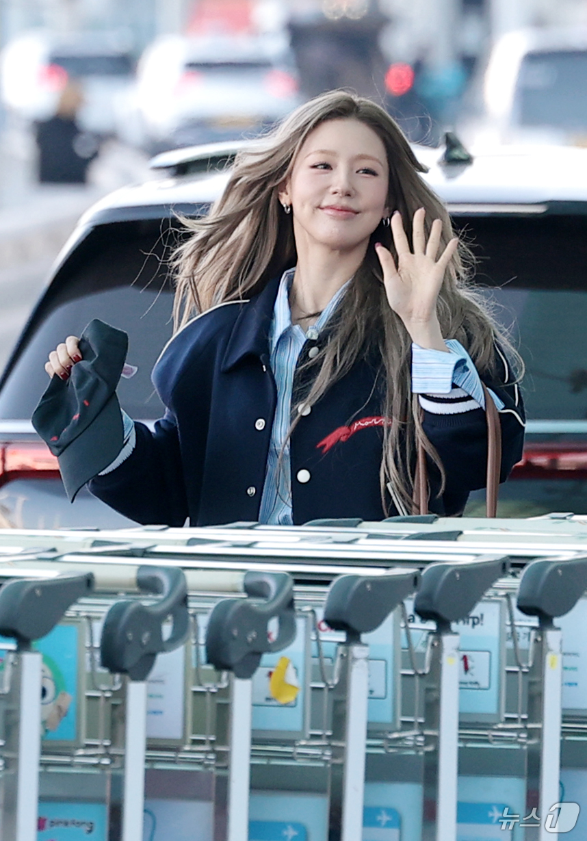 (인천공항=뉴스1) 권현진 기자 = 아이들 미연이 해외 일정을 위해 25일 오전 인천국제공항을 통해 이탈리아 밀라노로 출국하고 있다. 2026.2.25/뉴스1