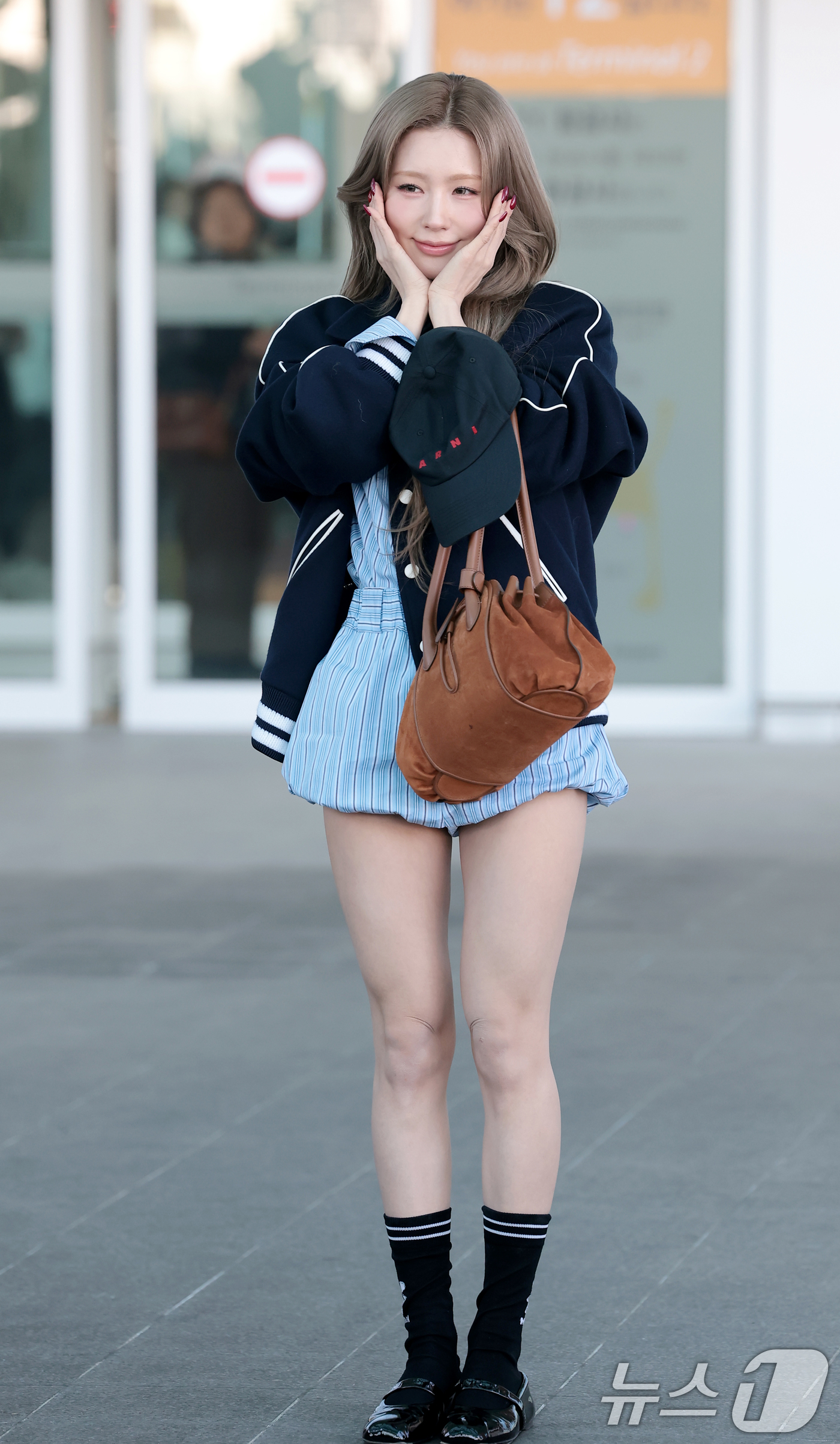 (인천공항=뉴스1) 권현진 기자 = 아이들 미연이 해외 일정을 위해 25일 오전 인천국제공항을 통해 이탈리아 밀라노로 출국하기 전 인사를 하고 있다. 2026.2.25/뉴스1