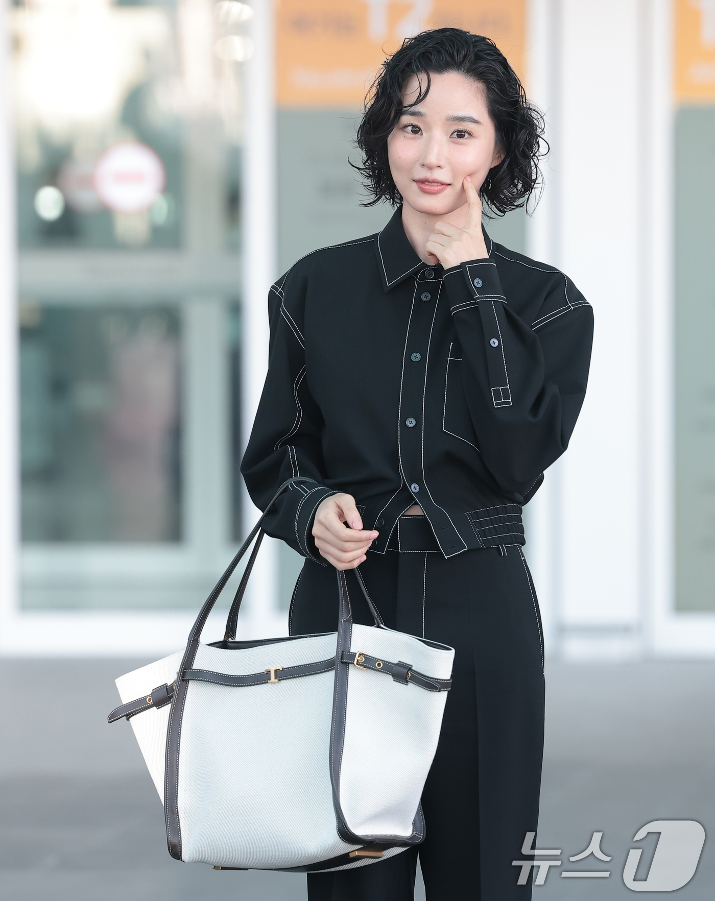 (인천공항=뉴스1) 권현진 기자 = 배우 방효린이 해외 일정을 위해 25일 오전 인천국제공항을 통해 이탈리아 밀라노로 출국하기 전 인사를 하고 있다. 2026.2.25/뉴스1