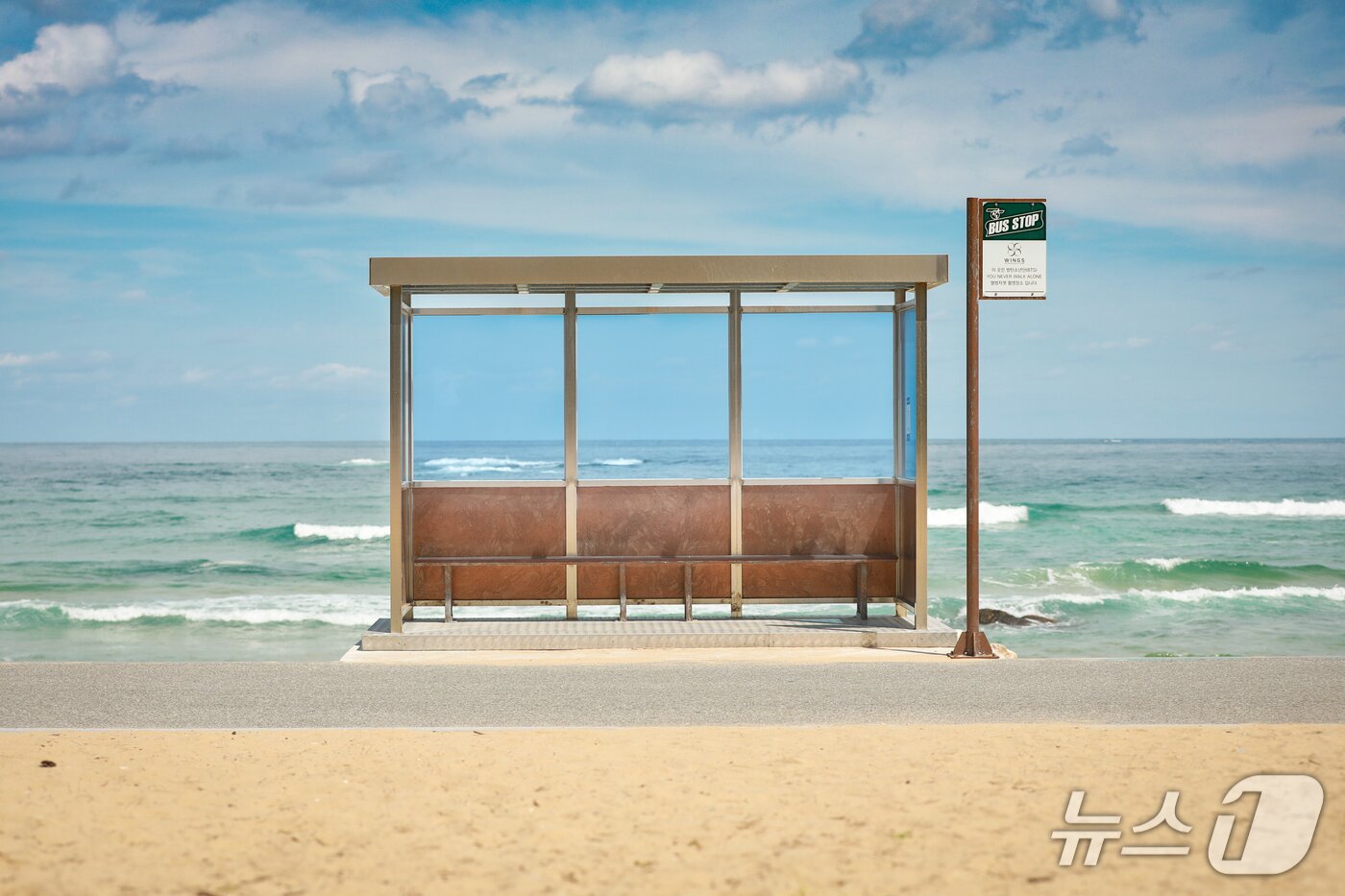 본문 이미지 - 일명 'BTS 정류장'으로 불리는 주문진 향호해변 버스정류장.(강릉시 제공, 재판매 및 DB 금지) 2026.2.25/뉴스1