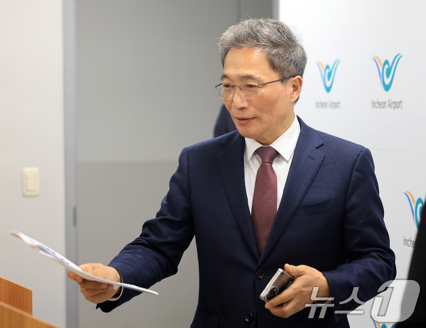 (인천공항=뉴스1) 이호윤 기자 = 이학재 인천국제공항공사 사장이 25일 인천공항 제1여객터미널 기자실에서 기자간담회를 갖기위해 입장하고 있다. 이학재 사장은 이번 기자간담회를 통 …