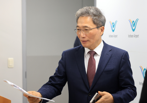 기자실로 들어서는 이학재 인천공항 사장