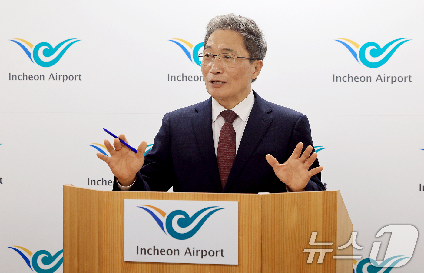 (인천공항=뉴스1) 이호윤 기자 = 이학재 인천국제공항공사 사장이 25일 인천공항 제1여객터미널 기자실에서 기자간담회를 갖고 있다. 이학재 사장은 이번 기자간담회를 통해 지방선거 …