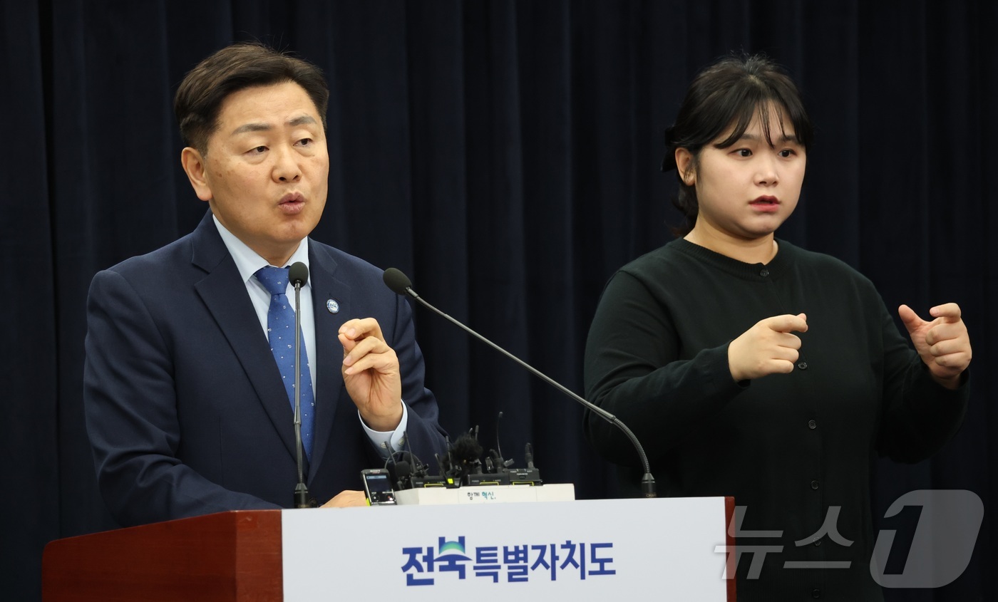 (전주=뉴스1) 유경석 기자 = 김관영 전북특별자치도지사가 25일 전북 전주시 전북특별자치도청에서 청년 창업 등 도정 현안 관련 기자회견을 열고 질의에 답변을 하고 있다. 2026 …