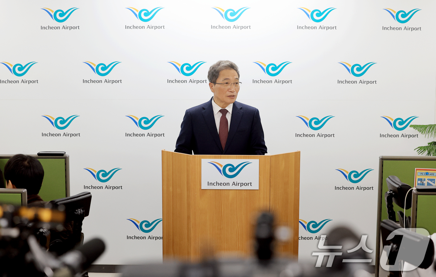 (인천공항=뉴스1) 이호윤 기자 = 이학재 인천국제공항공사 사장이 25일 인천공항 제1여객터미널 기자실에서 기자간담회를 갖고 있다. 이학재 사장은 이번 기자간담회를 통해 지방선거 …