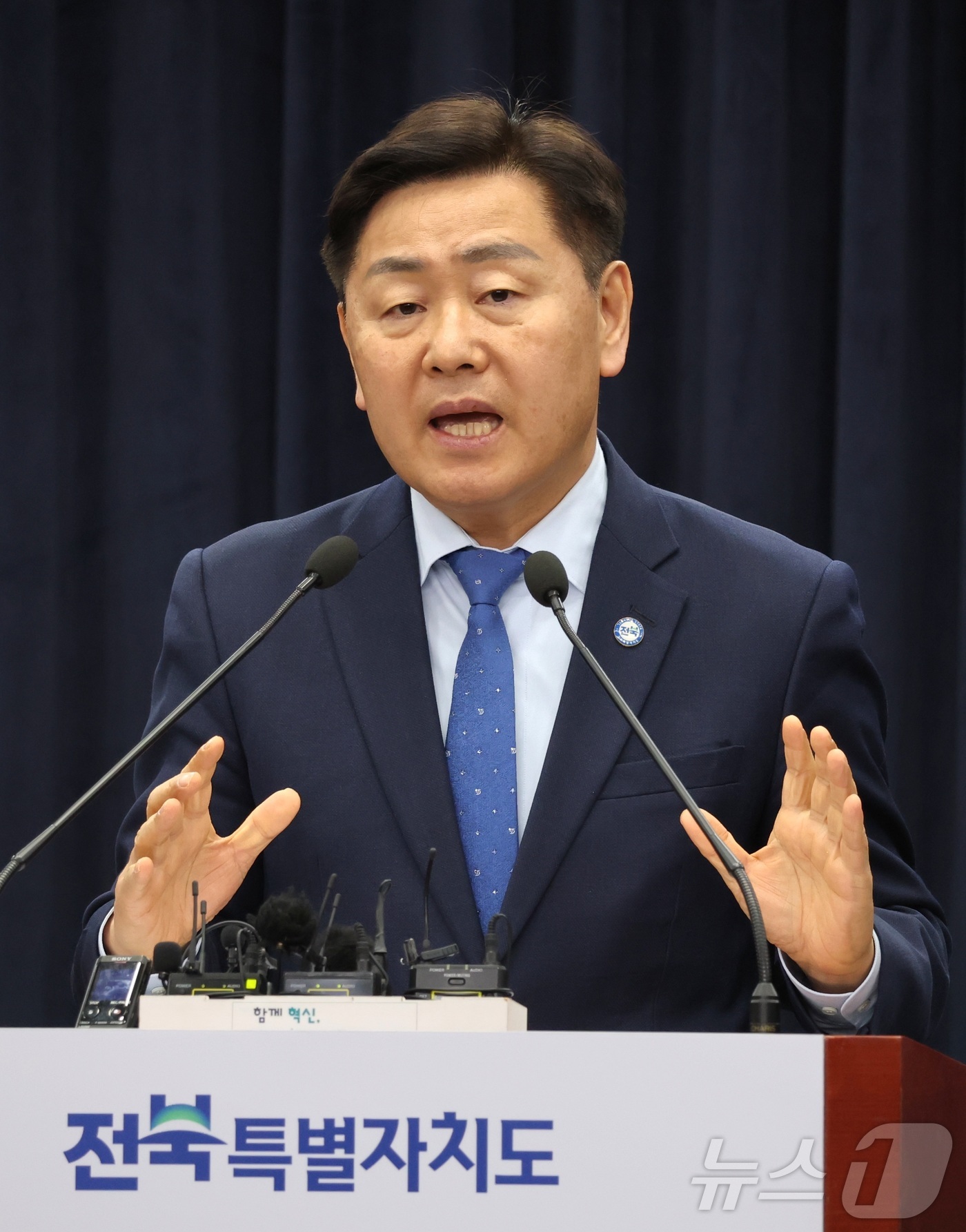 (전주=뉴스1) 유경석 기자 = 김관영 전북특별자치도지사가 25일 전북 전주시 전북특별자치도청에서 청년 창업 등 도정 현안 관련 기자회견을 열고 질의에 답변을 하고 있다. 2026 …