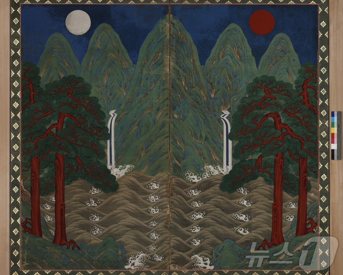 (서울=뉴스1) = 국립중앙박물관은 오는 26일 전시 구성과 운영, 공간 디자인 등 여러 면에서 새롭게 단장한 서화실을 재개관한다고 25일 밝혔다. 사진은 작가미상 '일월오봉도' …