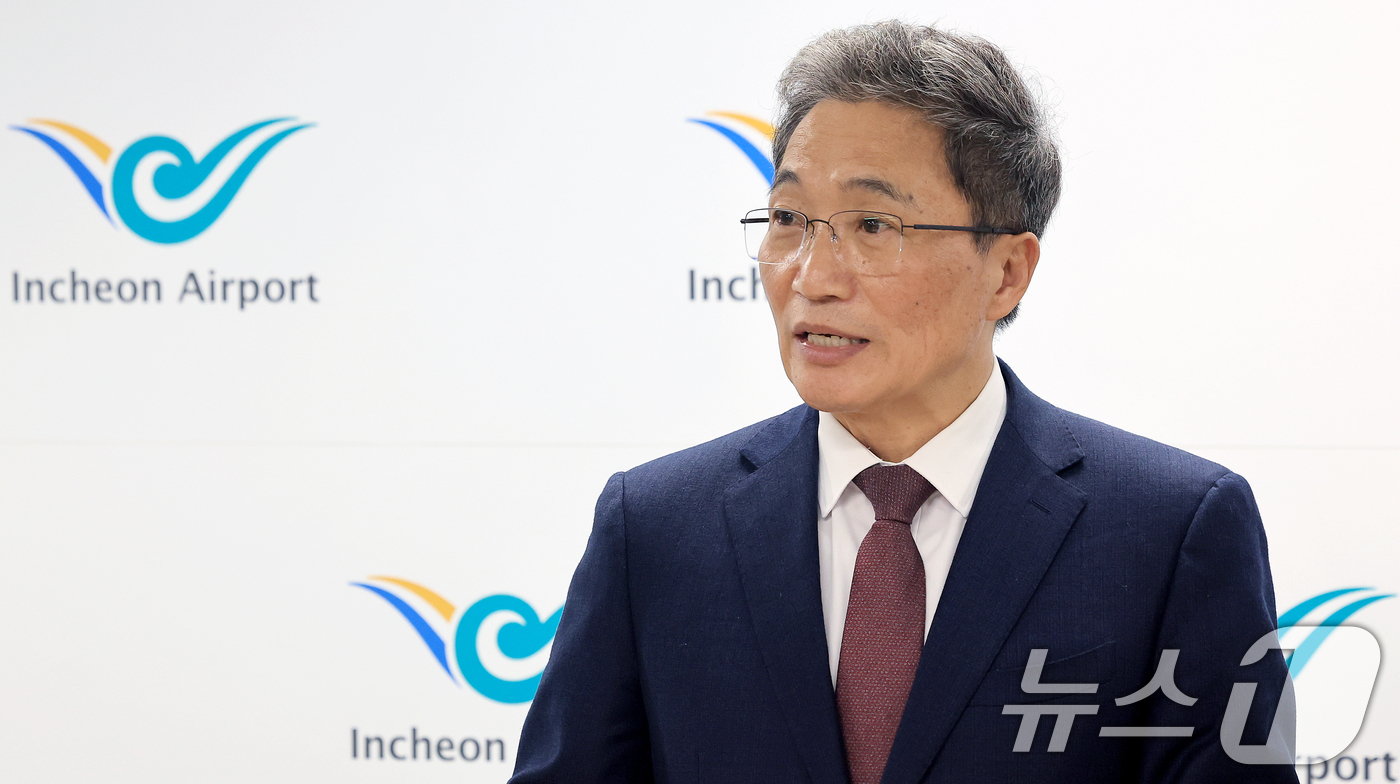 (인천공항=뉴스1) 이호윤 기자 = 이학재 인천국제공항공사 사장이 25일 인천공항 제1여객터미널 기자실에서 기자간담회를 갖고 있다. 이학재 사장은 이번 기자간담회를 통해 지방선거 …