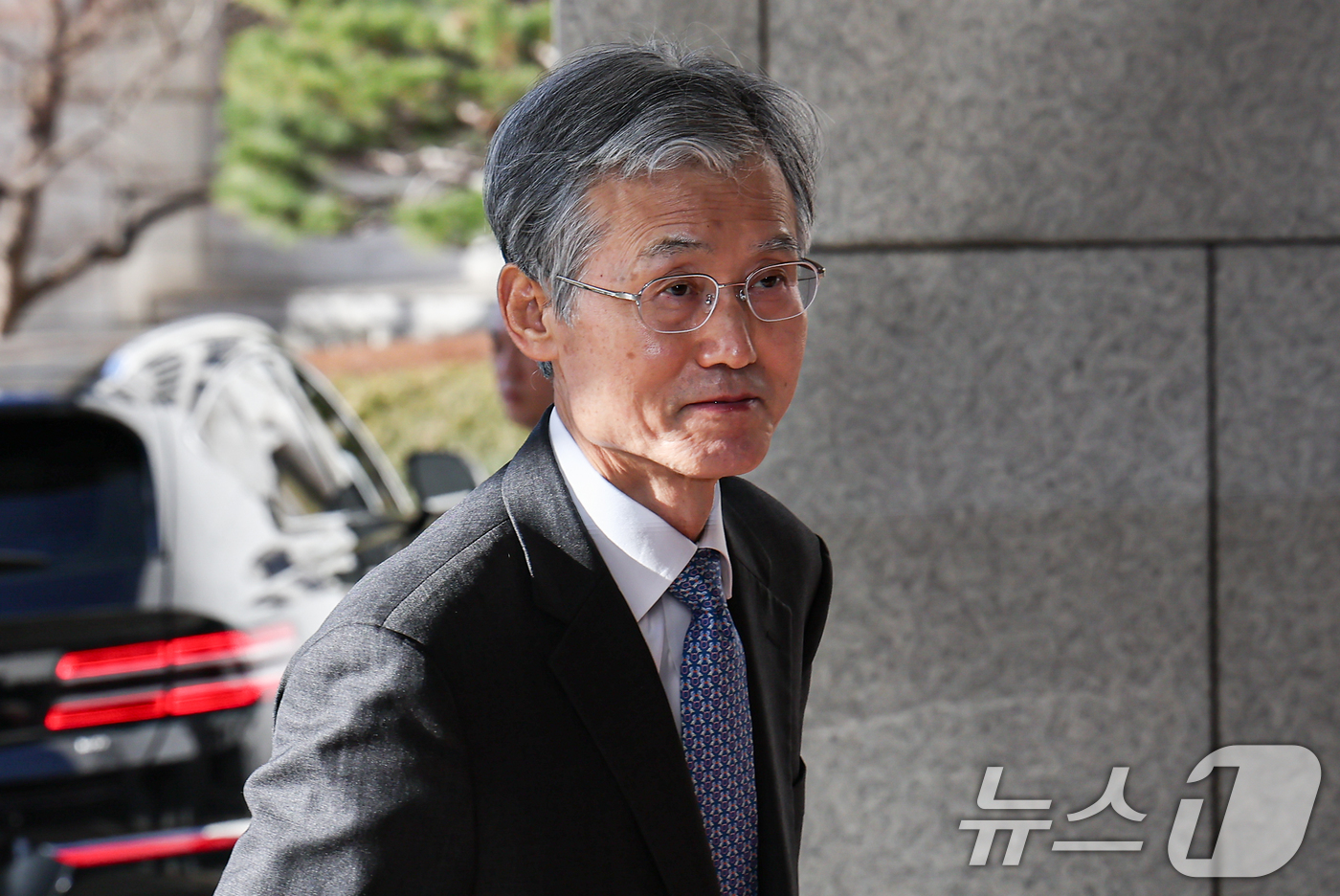 (서울=뉴스1) 김도우 기자 = 조희대 대법원장이 25일 오전 서울 서초구 대법원으로 출근하고 있다. 2026.2.25/뉴스1