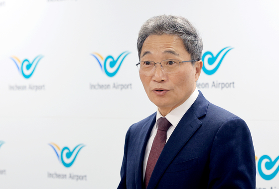 기자회견서 발언하는 이학재 사장