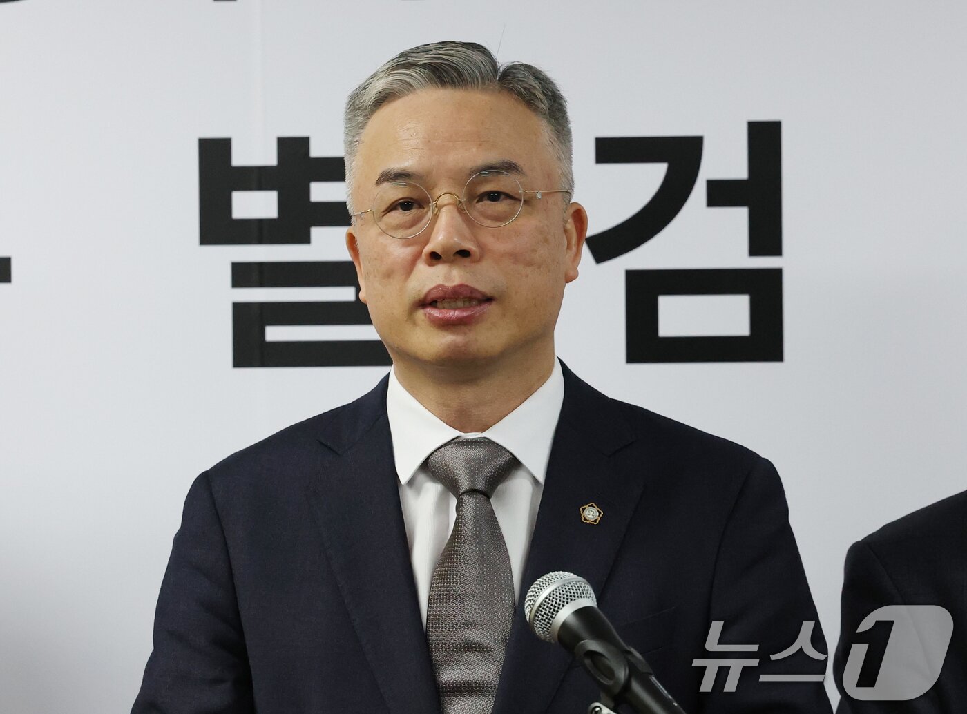 본문 이미지 - 권창영 2차 종합특검팀 특별검사가 25일 경기 과천시 2차 종합특검팀 사무실에서 입장발표를 하고 있다. 2026.2.25 ⓒ 뉴스1 김영운 기자