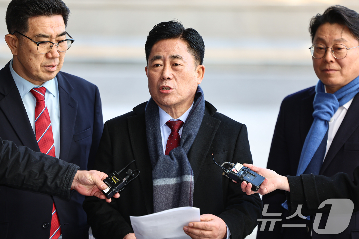 (서울=뉴스1) 김도우 기자 = 통일교 금품 수수 의혹을 받는 김규환 전 미래한국당 의원이 25일 서울 서초구 고등검찰청에 마련된 검경 합동수사본부에 조사를 위해 출석하며 입장을 …