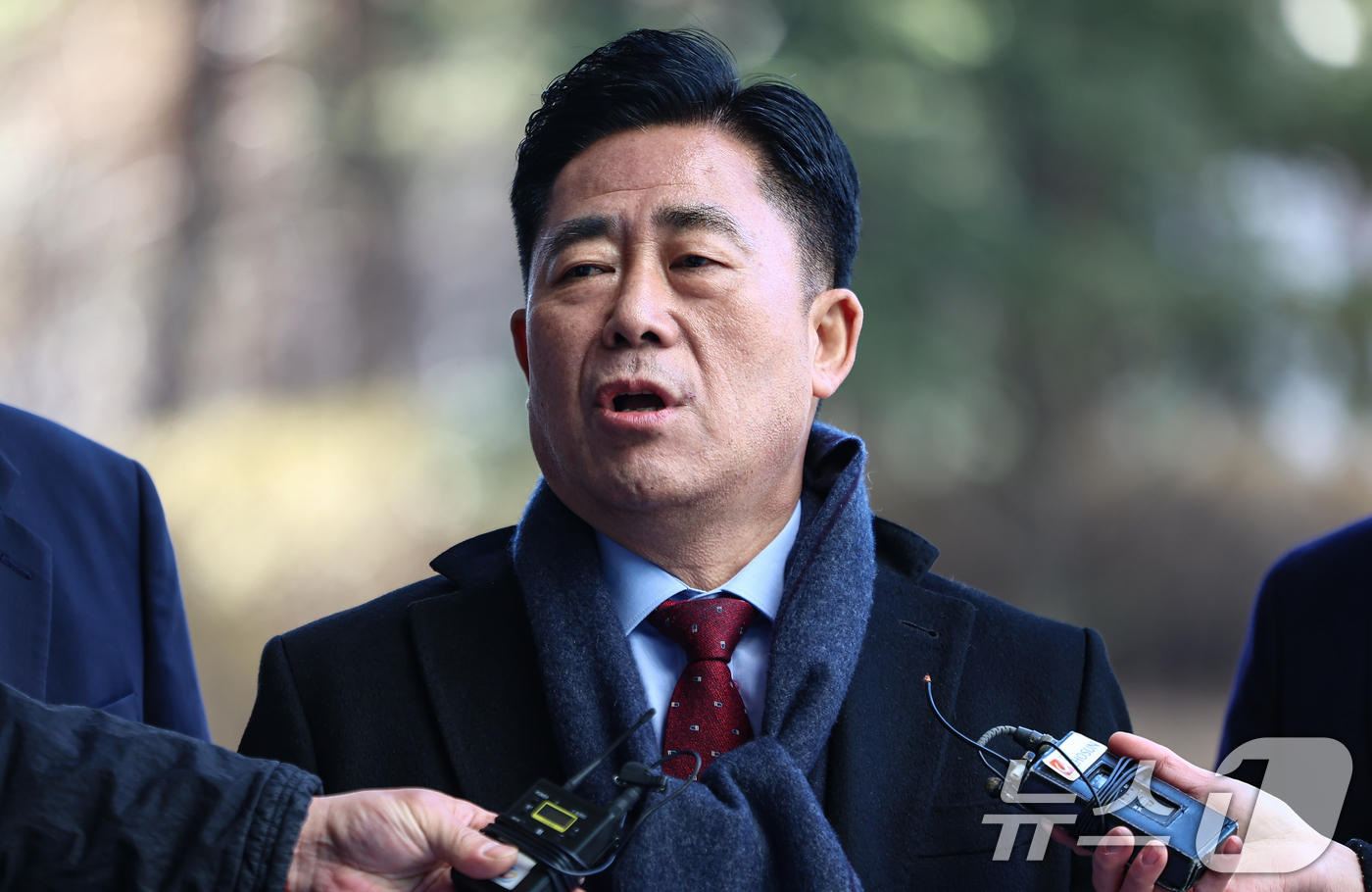 (서울=뉴스1) 김도우 기자 = 통일교 금품 수수 의혹을 받는 김규환 전 미래한국당 의원이 25일 서울 서초구 고등검찰청에 마련된 검경 합동수사본부에 조사를 위해 출석하며 입장을 …