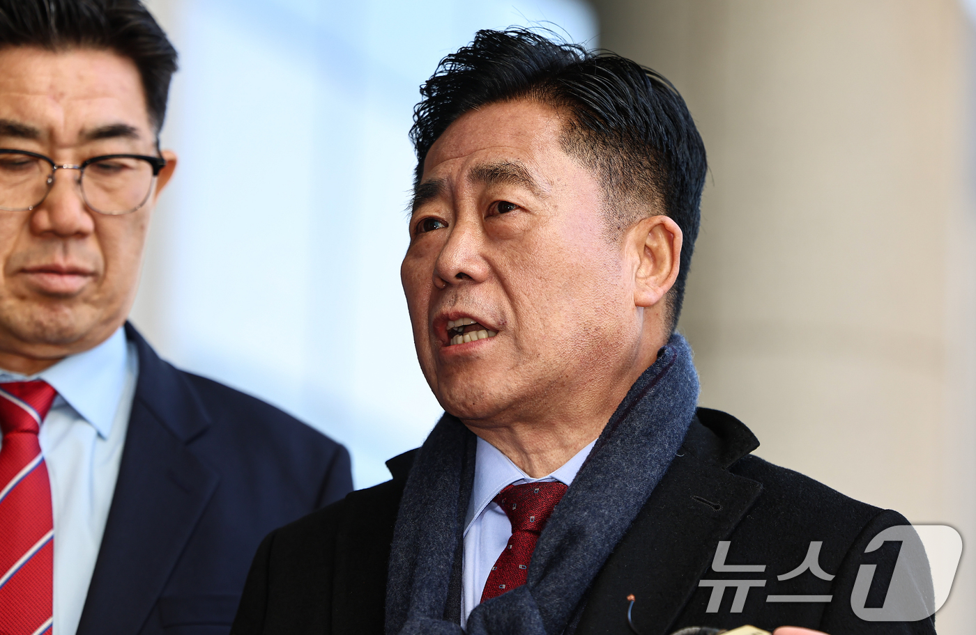 (서울=뉴스1) 김도우 기자 = 통일교 금품 수수 의혹을 받는 김규환 전 미래한국당 의원이 25일 서울 서초구 고등검찰청에 마련된 검경 합동수사본부에 조사를 위해 출석하며 입장을 …