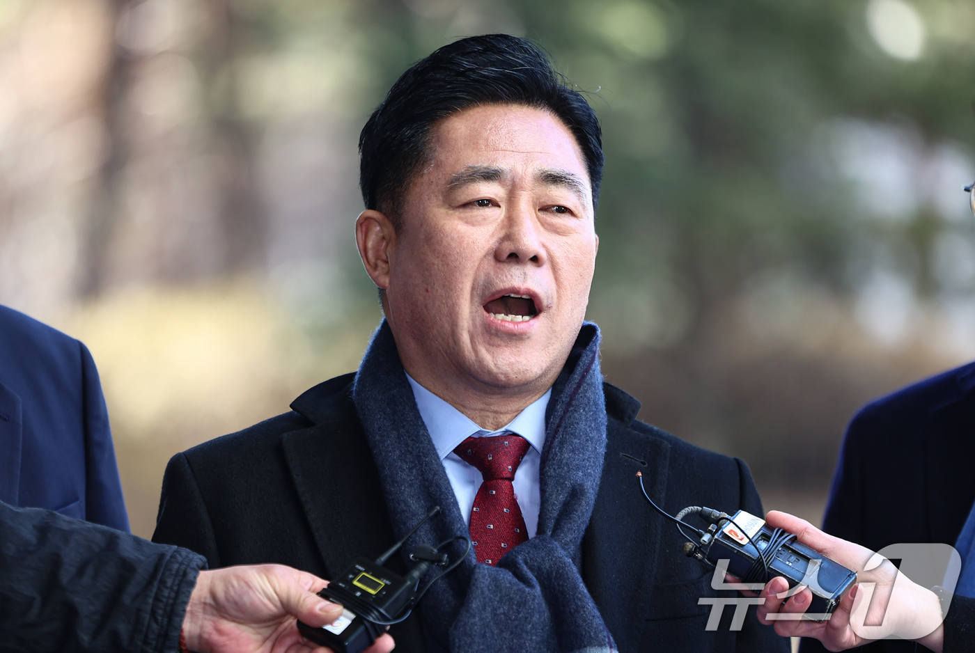 (서울=뉴스1) 김도우 기자 = 통일교 금품 수수 의혹을 받는 김규환 전 미래한국당 의원이 25일 서울 서초구 고등검찰청에 마련된 검경 합동수사본부에 조사를 위해 출석하며 입장을 …