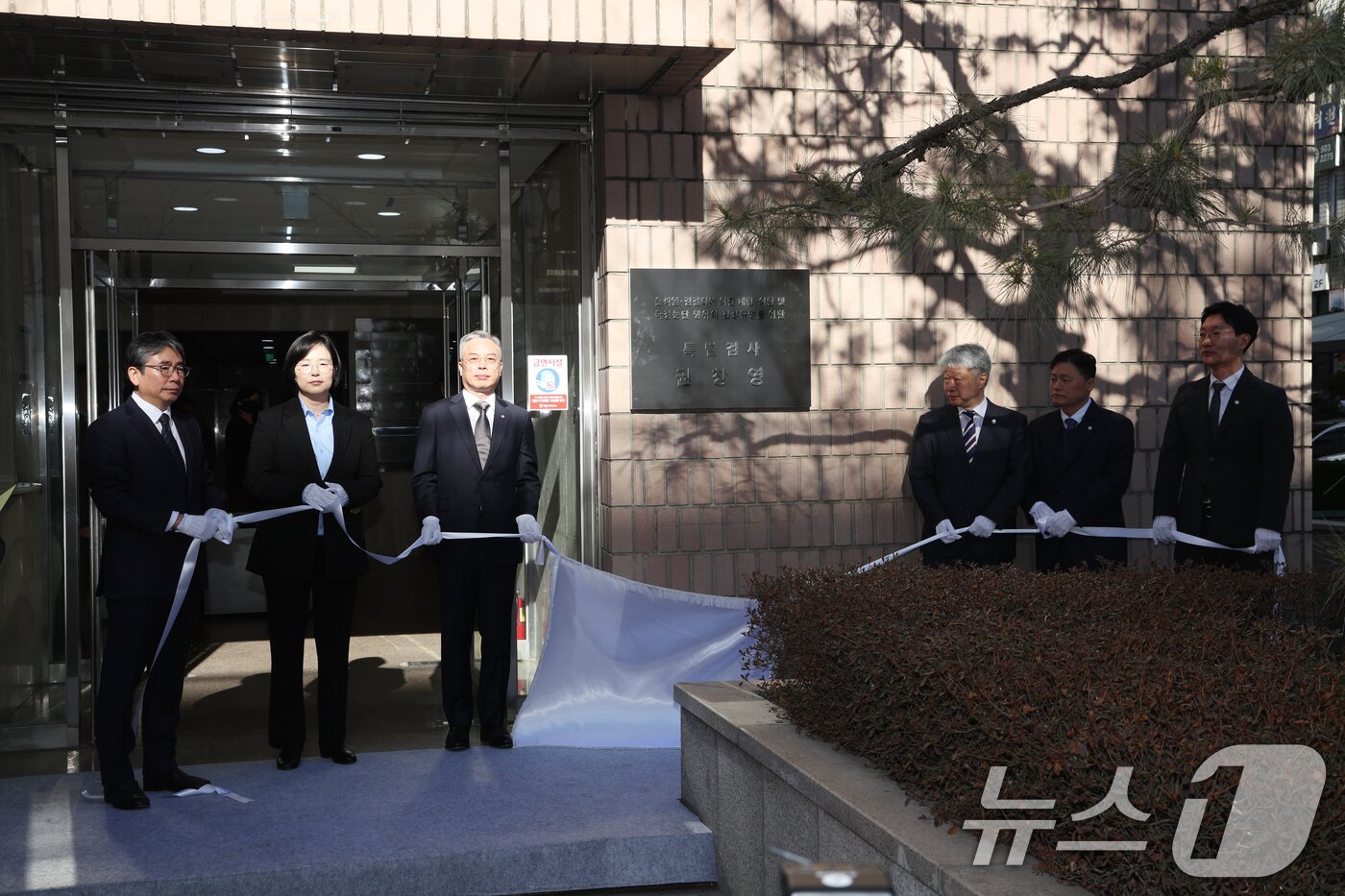 본문 이미지 - 권창영 2차 종합특검팀 특별검사(가운데)와 특검보들이 25일 경기 과천시 2차 종합특검팀 사무실 앞에서 현판식을 갖고 있다. 2026.2.25 ⓒ 뉴스1 김영운 기자