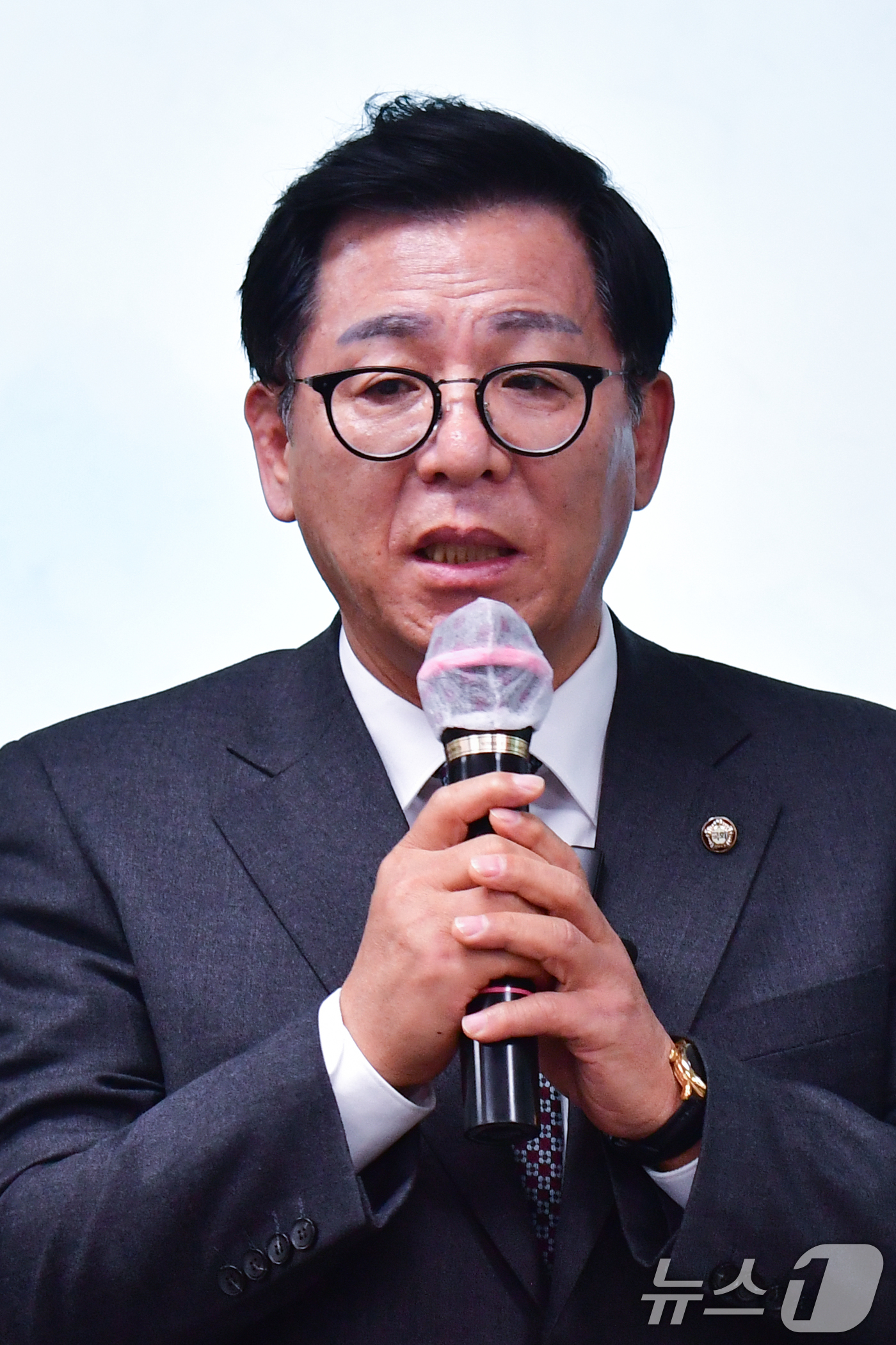 (포항=뉴스1) 최창호 기자 = 국민의힘 이상휘(포항남·울릉) 국회의원이 25일 포항시청 브리핑룸에서 기자간담회를 진행하고 있다.이 의원은 "K-스틸법의 후속 법안과 지역 경제활성 …