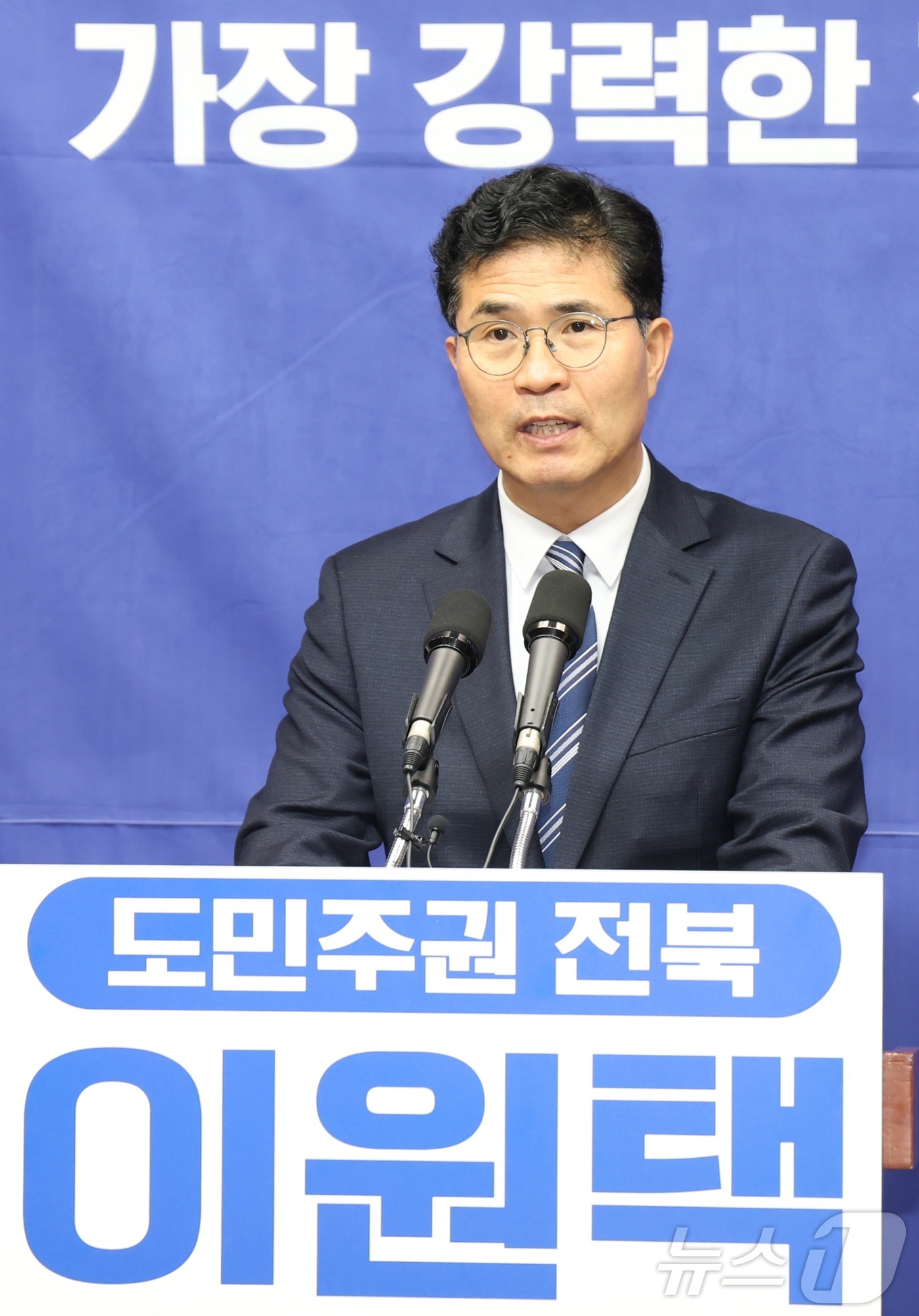 (전주=뉴스1) 유경석 기자 = 이원택 더불어민주당 국회의원이 25일 전북 전주시 전북특별자치도의회에서 전북 현안 관련 기자회견을 열고 질의에 답변을 하고 있다. 2026.2.25 …