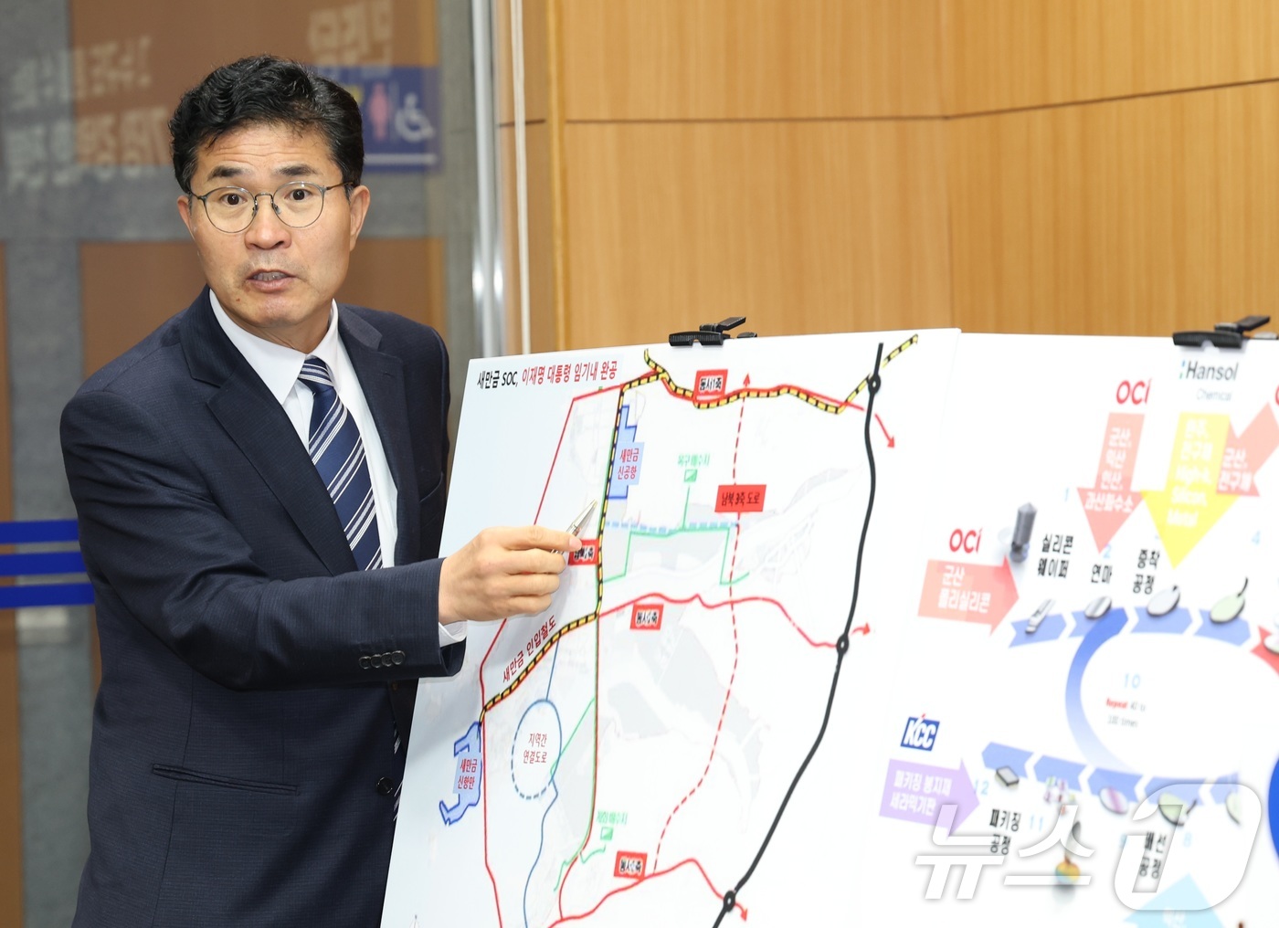 (전주=뉴스1) 유경석 기자 = 이원택 더불어민주당 국회의원이 25일 전북 전주시 전북특별자치도의회에서 전북 현안 관련 기자회견을 열고 질의에 답변을 하고 있다. 2026.2.25 …