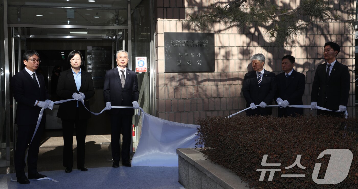 본문 이미지 - 권창영 2차 종합특검팀 특별검사(가운데)와 특검보들이 25일 경기 과천시 2차 종합특검팀 사무실 앞에서 현판식을 갖고 있다. 2026.2.25 ⓒ 뉴스1 김영운 기자