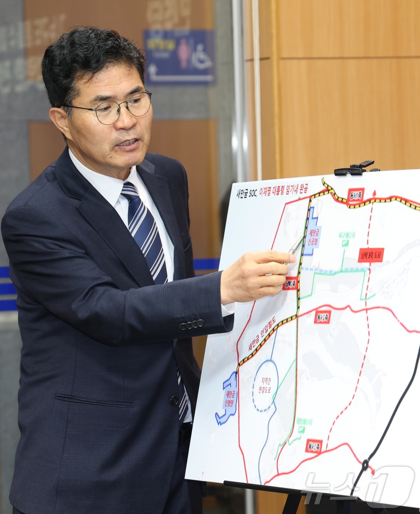 (전주=뉴스1) 유경석 기자 = 이원택 더불어민주당 국회의원이 25일 전북 전주시 전북특별자치도의회에서 전북 현안 기자회견을 열고 새만금 soc 사업 관련 질의에 답변을 하고 있다 …