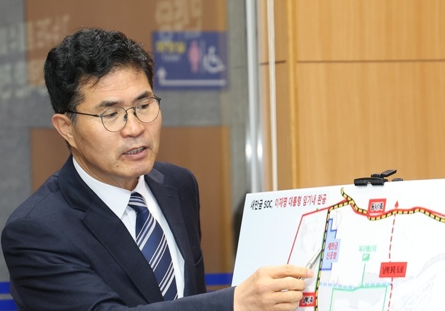새만금 soc 사업 관련 질의에 답변하는 이원택 의원