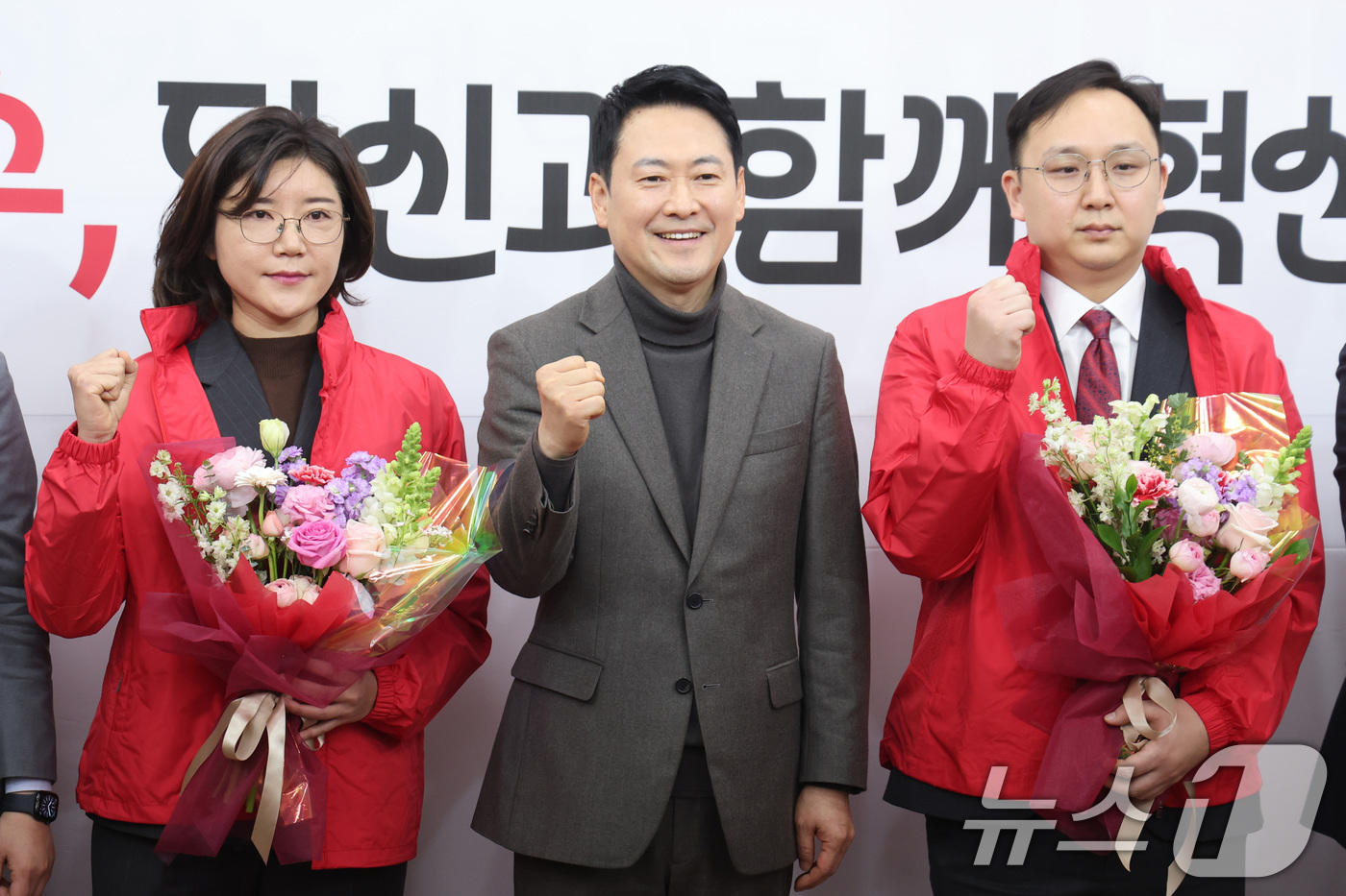 (서울=뉴스1) 신웅수 기자 = 장동혁 국민의힘 대표가 25일 서울 여의도 국회에서 열린 지역발전 인재 영입 환영식에서 손정화 삼일 PWC 회계법인 파트너(왼쪽)와 정진우 현대엔지 …