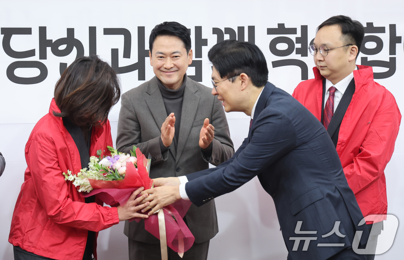 (서울=뉴스1) 신웅수 기자 = 장동혁 국민의힘 대표가 25일 서울 여의도 국회에서 열린 지역발전 인재 영입 환영식에서 손정화 삼일 PWC 회계법인 파트너와 정진우 현대엔지니어링 …