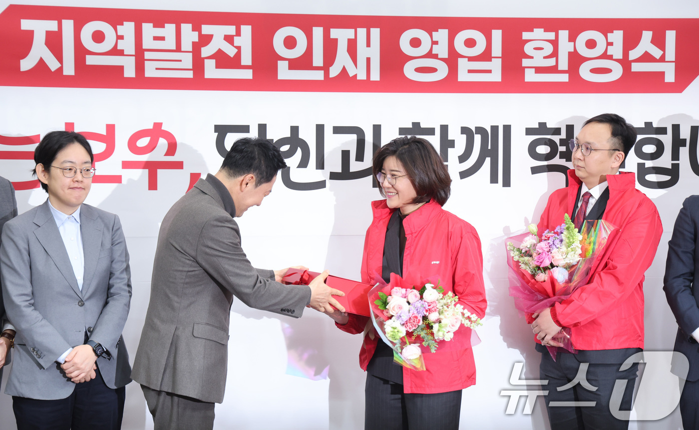 (서울=뉴스1) 신웅수 기자 = 장동혁 국민의힘 대표가 25일 서울 여의도 국회에서 열린 지역발전 인재 영입 환영식에서 손정화 삼일 PWC 회계법인 파트너와 정진우 현대엔지니어링 …