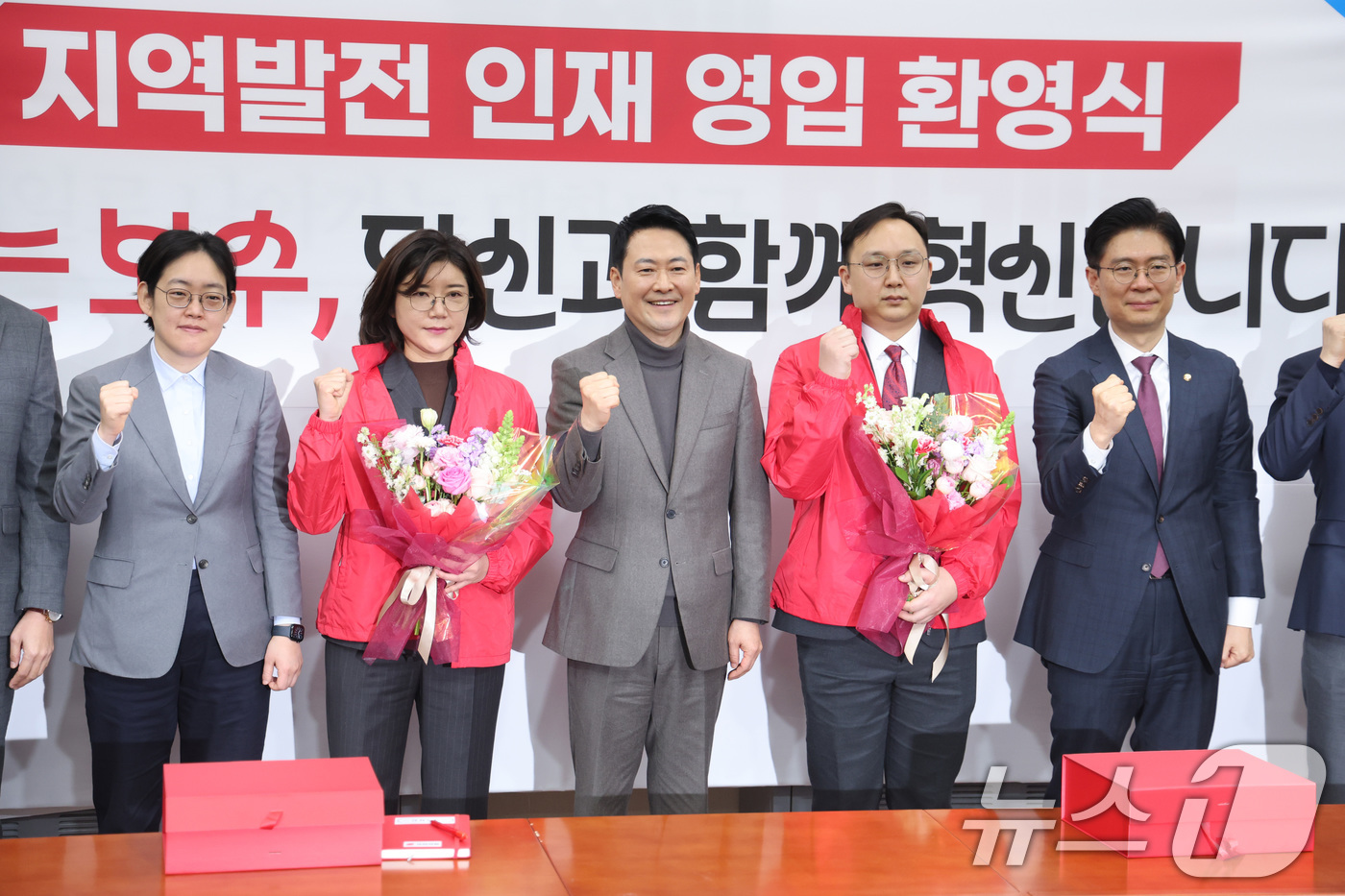 (서울=뉴스1) 신웅수 기자 = 장동혁 국민의힘 대표가 25일 서울 여의도 국회에서 열린 지역발전 인재 영입 환영식에서 손정화 삼일 PWC 회계법인 파트너와 정진우 현대엔지니어링 …