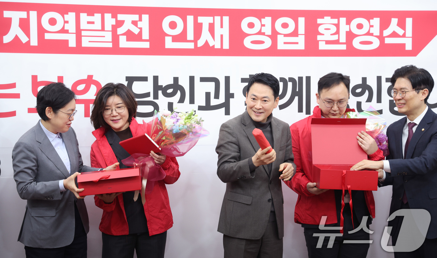 (서울=뉴스1) 신웅수 기자 = 장동혁 국민의힘 대표가 25일 서울 여의도 국회에서 열린 지역발전 인재 영입 환영식에서 손정화 삼일 PWC 회계법인 파트너와 정진우 현대엔지니어링 …