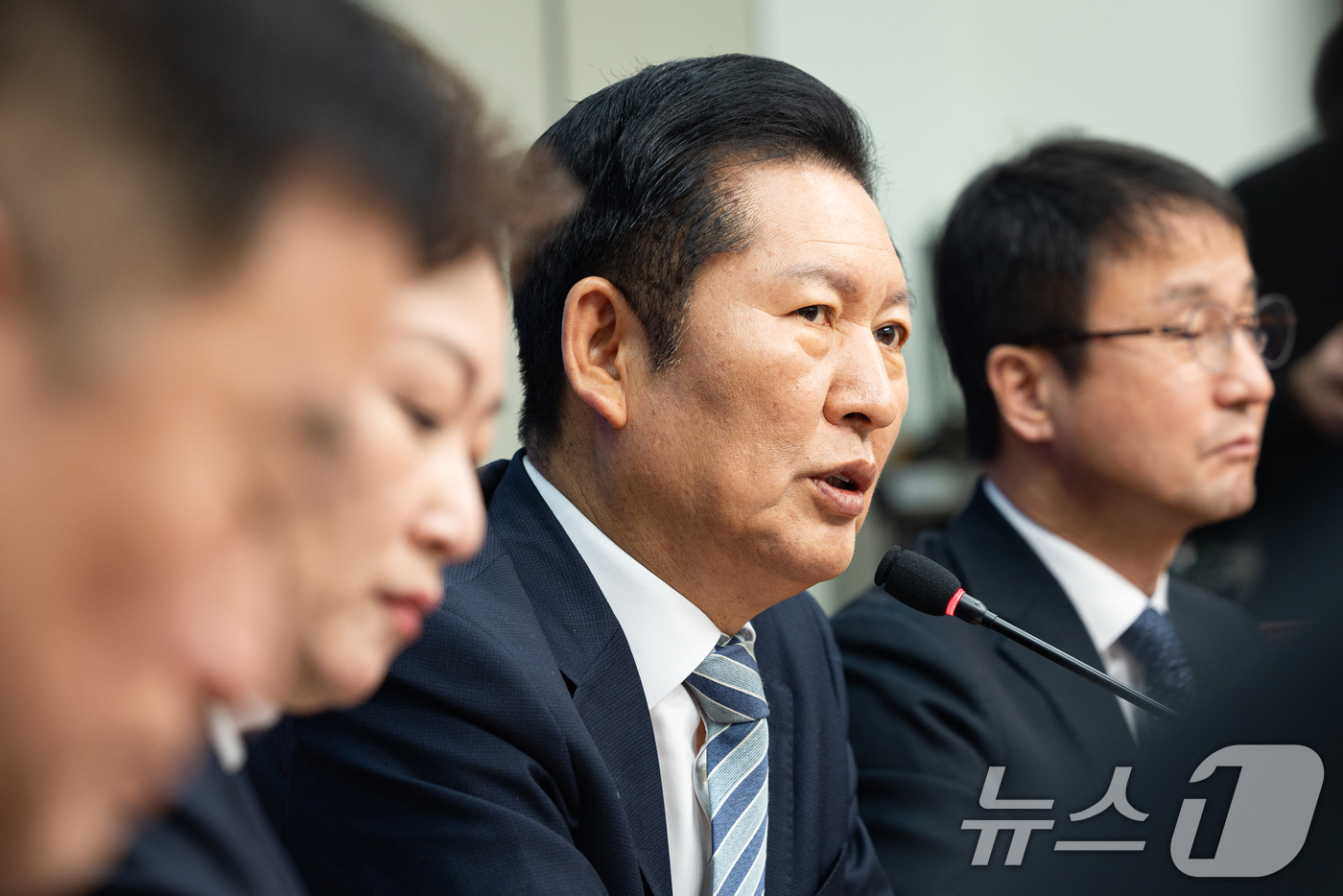 (서울=뉴스1) 유승관 기자 = 정청래 더불어민주당 대표가 25일 서울 여의도 국회에서 열린 최고위원회의에서 모두 발언을 하고 있다. 2026.2.25/뉴스1