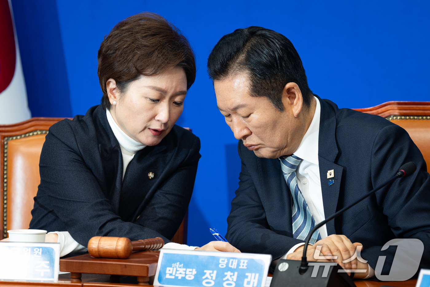 (서울=뉴스1) 유승관 기자 = 정청래 더불어민주당 대표와 이언주 최고위원이 25일 서울 여의도 국회에서 열린 최고위원회의에서 대화하고 있다. 2026.2.25/뉴스1