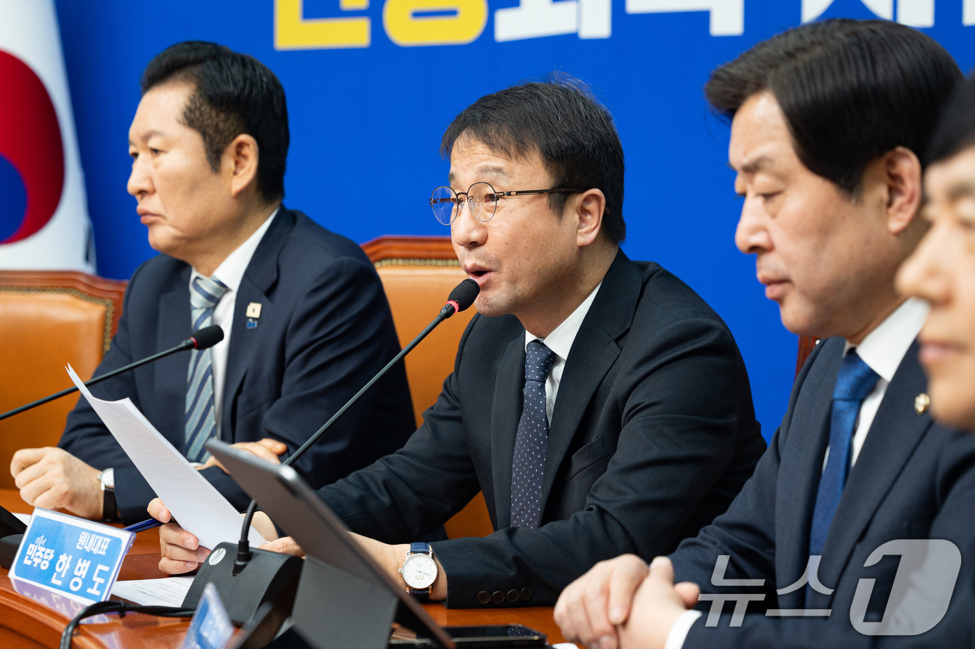 (서울=뉴스1) 유승관 기자 = 한병도 더불어민주당 원내대표가 25일 서울 여의도 국회에서 열린 최고위원회의에서 모두 발언을 하고 있다. 2026.2.25/뉴스1