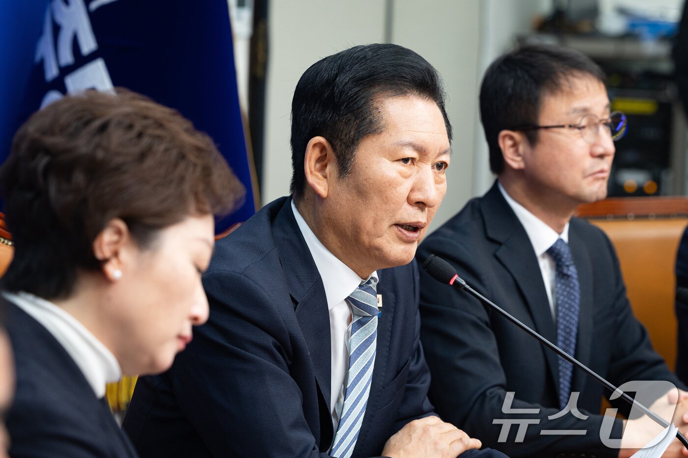 본문 이미지 - 정청래 더불어민주당 대표가 25일 서울 여의도 국회에서 열린 최고위원회의에서 모두 발언을 하고 있다. 2026.2.25 ⓒ 뉴스1 유승관 기자