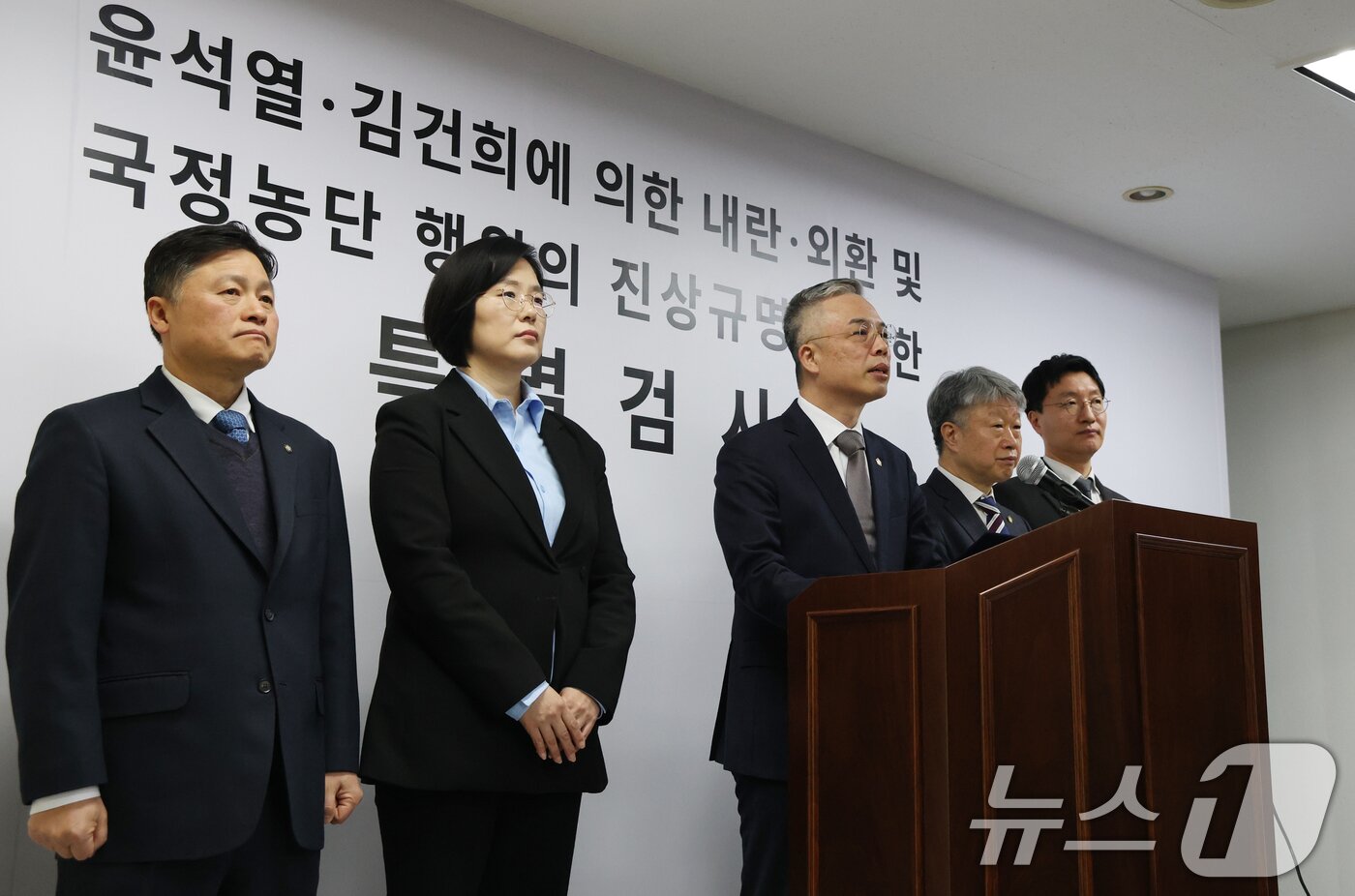 본문 이미지 - 권창영 2차 종합특검팀 특별검사(가운데)가 25일 경기 과천시 2차 종합특검팀 사무실에서 입장발표를 하고 있다. 2026.2.25 ⓒ 뉴스1 김영운 기자