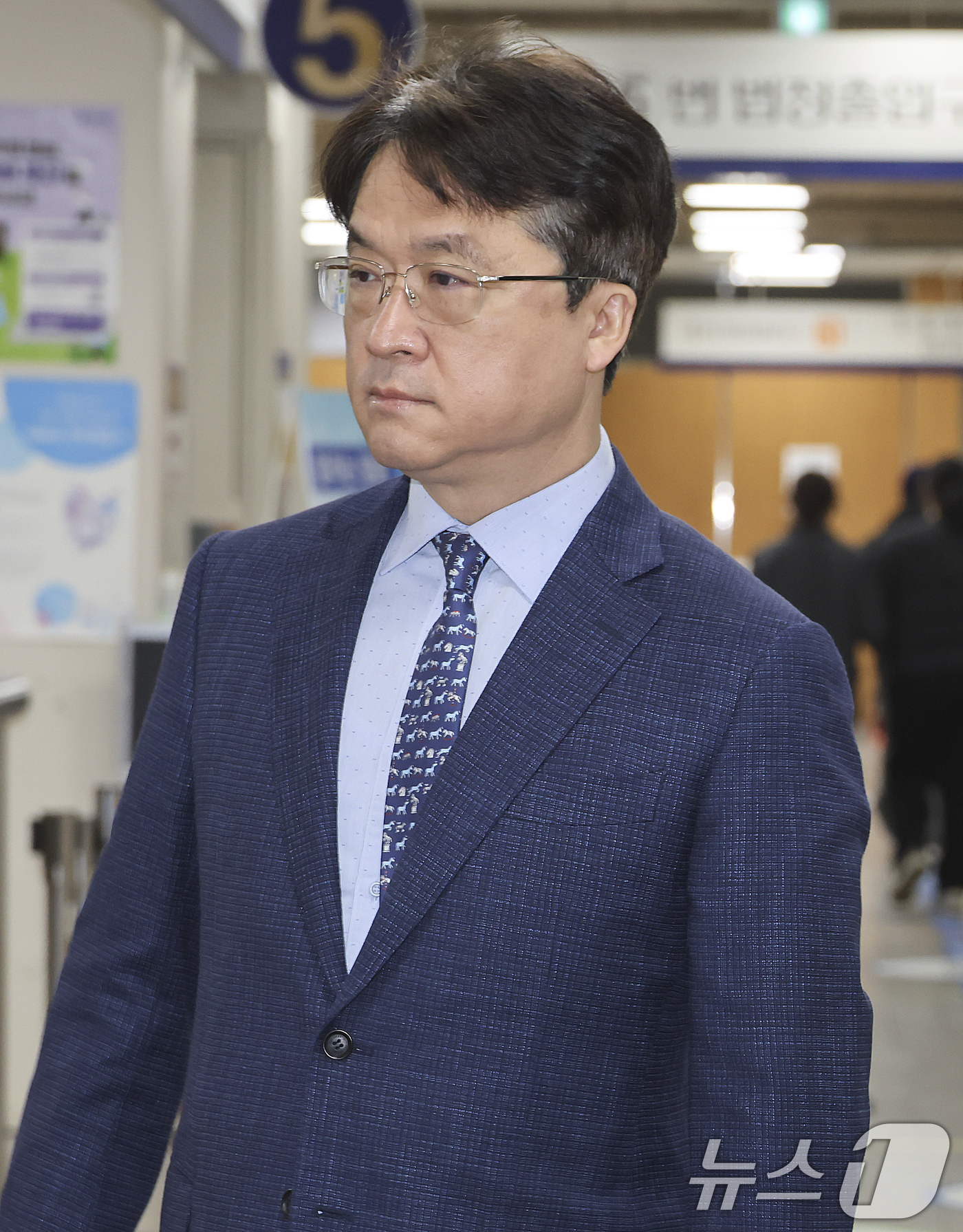 (서울=뉴스1) 김명섭 기자 = 박현종 전 bhc 회장이 25일 서울 서초구 중앙지법에서  '60억원대 배임횡령'  특정경제범죄가중처벌등에관한법률위반 협의로 공판에 출석하고 있다. …