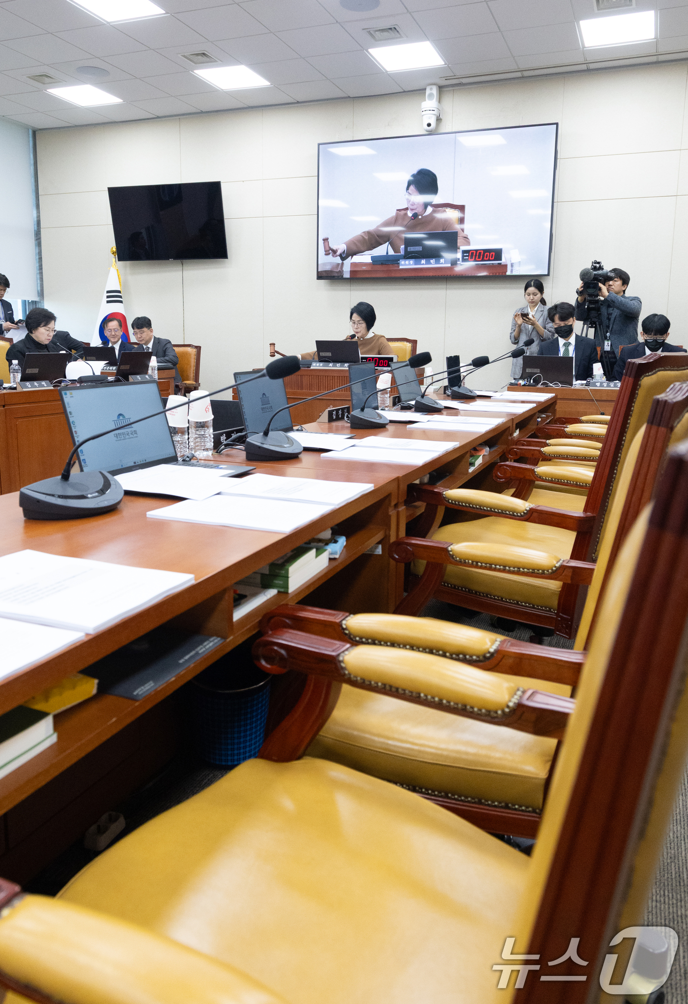 (서울=뉴스1) 이승배 기자 = 25일 서울 여의도 국회에서 열린 제432회국회(임시회) 과학기술정보방송통신위원회 제3차 전체회의에서 최민희 위원장이 의사봉을 두드리는 가운데 국민 …