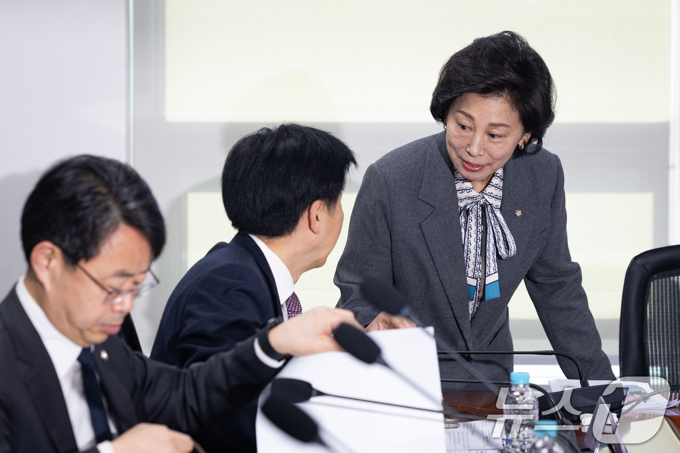 (서울=뉴스1) 유승관 기자 = 남인순 더불어민주당 연금개혁특별위원장과 오기형 의원이 25일 서울 여의도 국회 의원회관에서 열린 연금개혁특별위원회 전체회의에서 대화하고 있다. 20 …