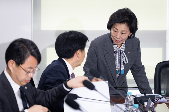 오기형 의원과 대화하는 남인순 민주당 연금개혁특별위원장